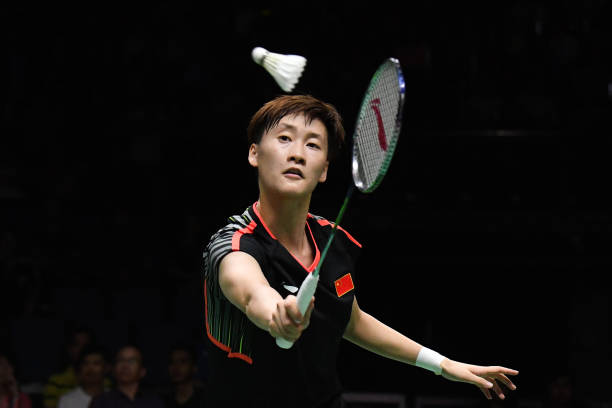 单打VS双打:羽毛球发球区的区别与战术运用