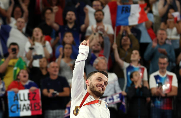 5款经典羽毛球拍Logo解析：从Yonex到Victor的设计美学