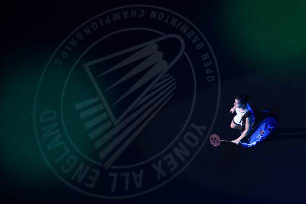 羽毛球发球练习方法:每天10分钟快速提升发球质量