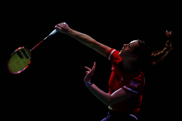 羽毛球单打发球站位图解：左右区的最佳选择