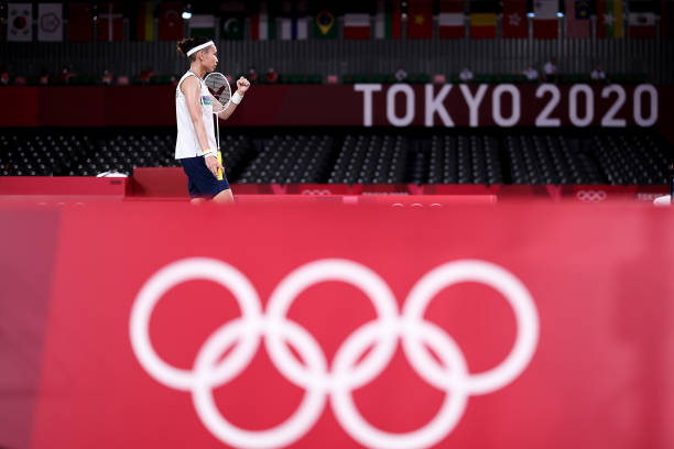 羽毛球发球时踩线是否犯规？界内规则中的细节问题