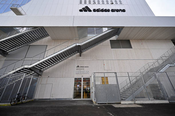 羽坛传奇的永恒印记:李宗伟纪念拍致敬经典