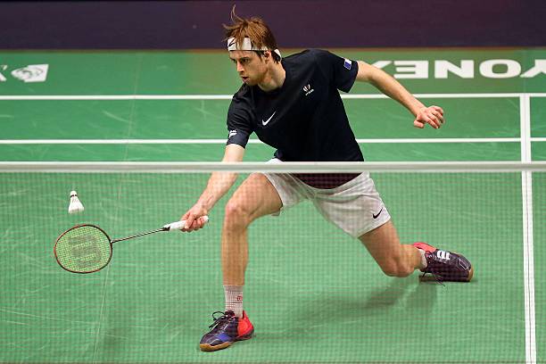 新手必看:羽毛球单打和双打的左右分区规则