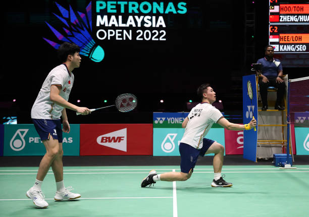 羽毛球发球手势位置调整:提高精准度的秘诀