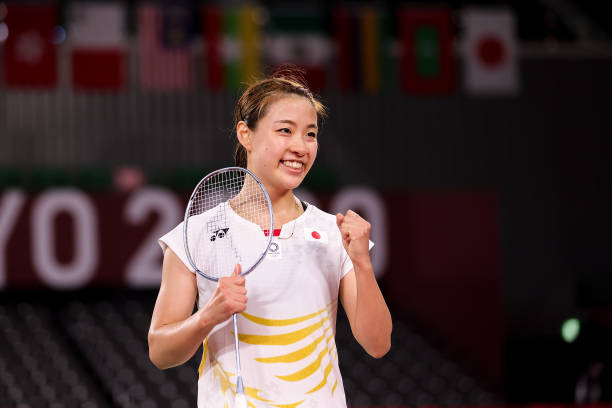 专业教练示范：高远球挥拍分解动作训练计划与技巧