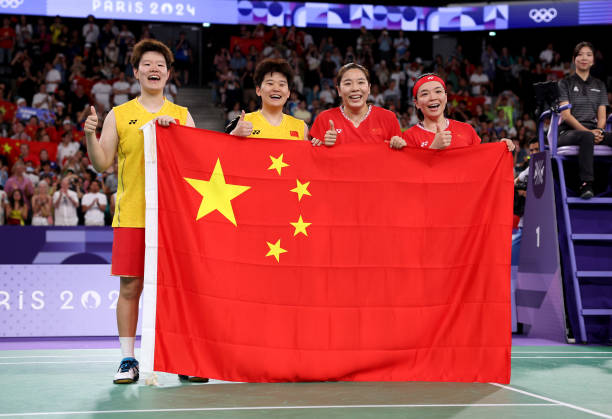 如何用文字还原羽毛球比赛的激烈动作场景