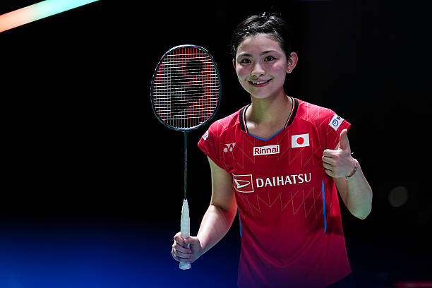 专业教练示范:标准羽毛球发球姿势图解大全