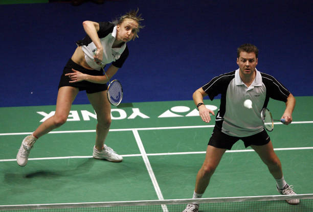 新手必看！羽毛球单打发球界限的正确判定方法