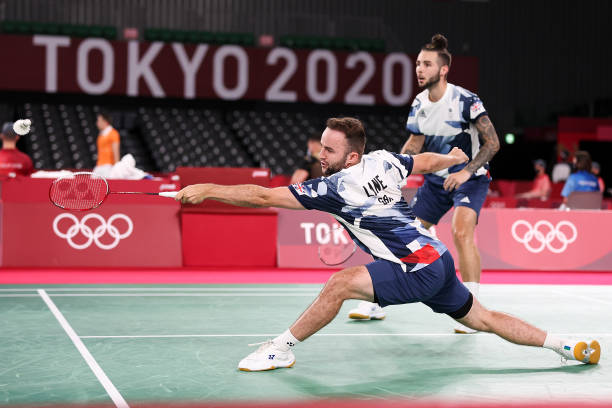 羽毛球与气排球场地材质要求对比