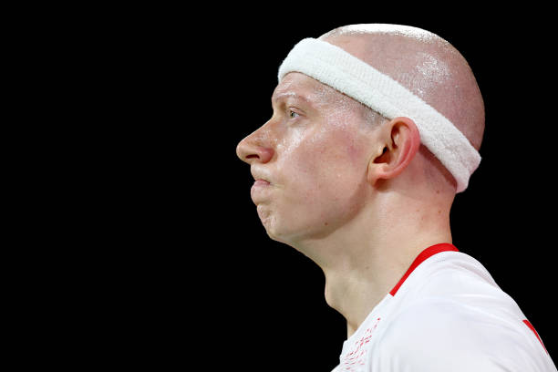 气排球场地VS羽毛球场：网高、边界与使用规则详解