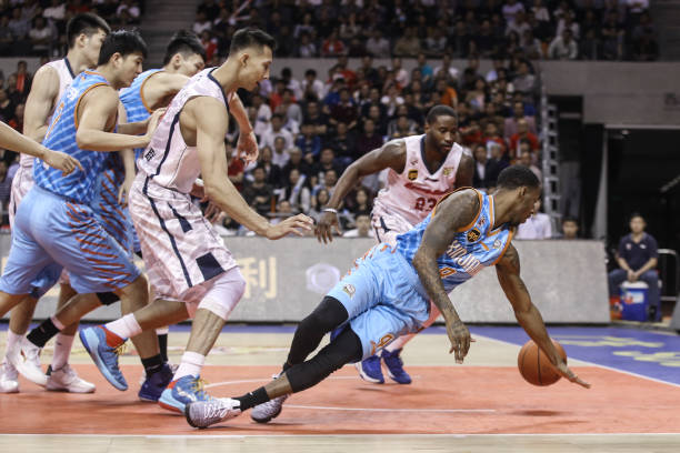 篮球位置入门：1到5号位的定义、特点与经典球员示例