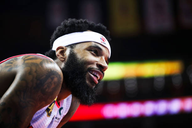 新手必看：避免二次运球及识别裁判犯规手势全指南