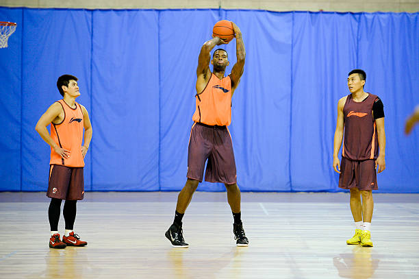 NBA历史中15号球衣的代表球队与球员盘点