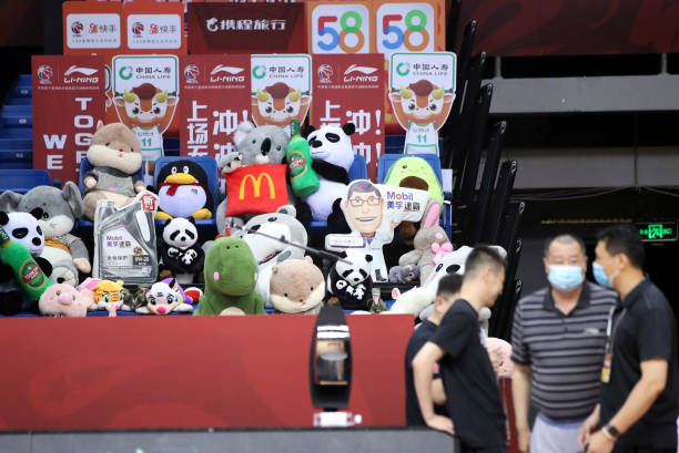 带球撞人犯规的判罚依据和尺度