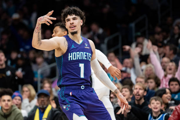 如何判断篮球中的走步?规则与实例分析