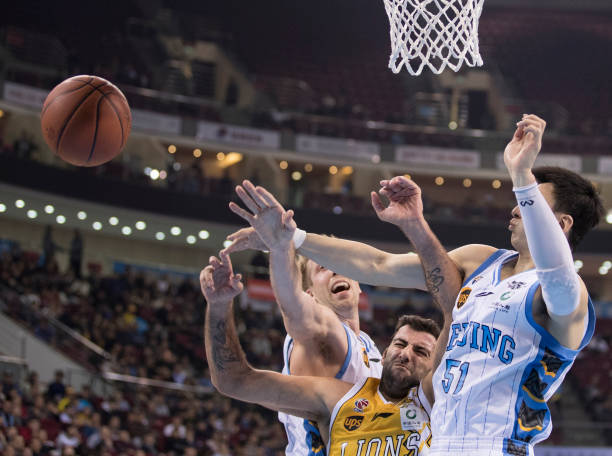 进攻篮板与防守篮板犯规的罚球区别:你需要知道的细节