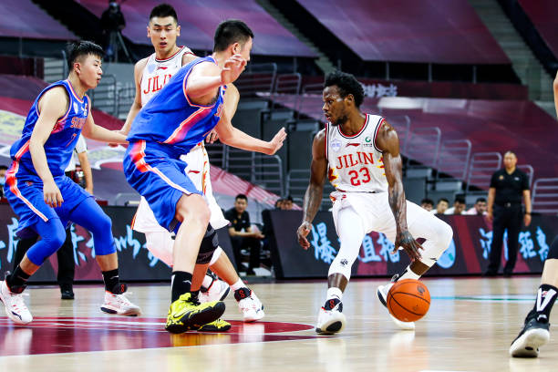 篮球场上谁更胜一筹:大前锋还是小前锋?