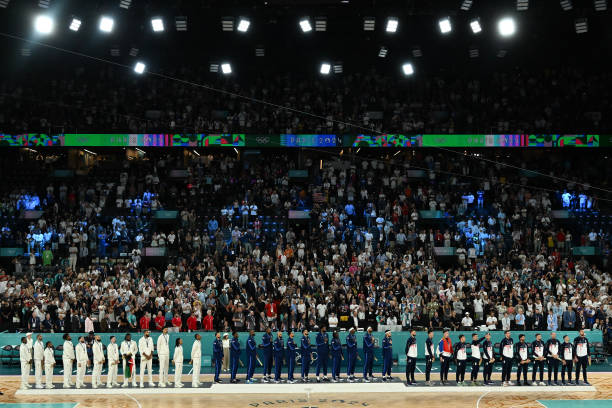 直线传球与视线引导:如何通过眼神欺骗对手完成精准传球