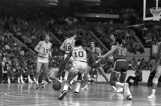 二次运球判罚解析：裁判手势动作与球员反应