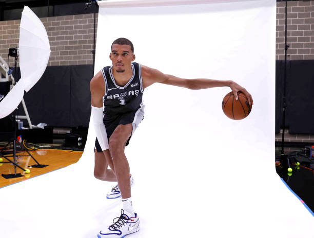 新老对决:文班亚马封盖字母哥成经典瞬间