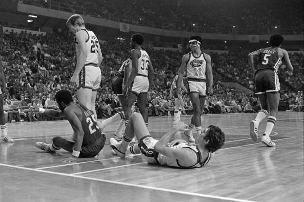 篮球规则解析:如何正确判断二次运球犯规?