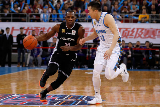 篮球上篮动作详解：名称、分类与实战中的灵活运用