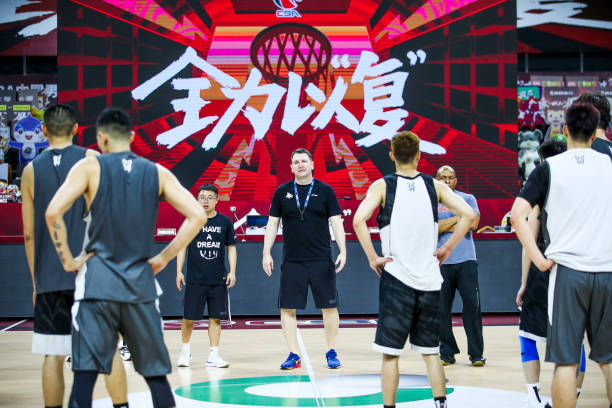 西甲篮球联赛焦点战：皇马大胜巴塞罗那