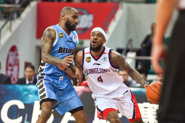 篮球犯规手势详解：裁判与球员必读指南