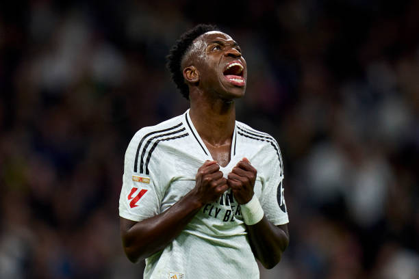 比利时“红魔”绰号与队徽设计的关联探究