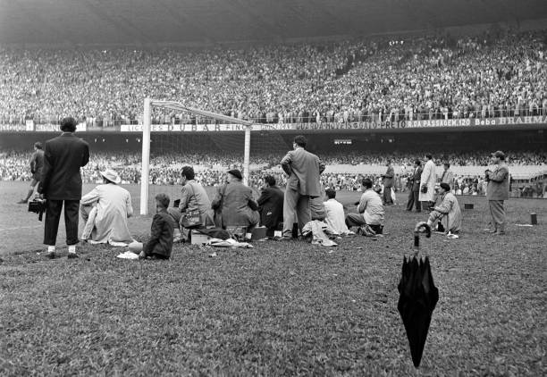 笼式足球场面积与安全距离:围栏高度与场地比例关系