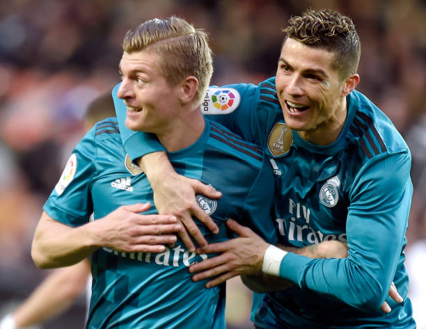 笼式足球场建设安全规范：防撞措施与应急通道设计