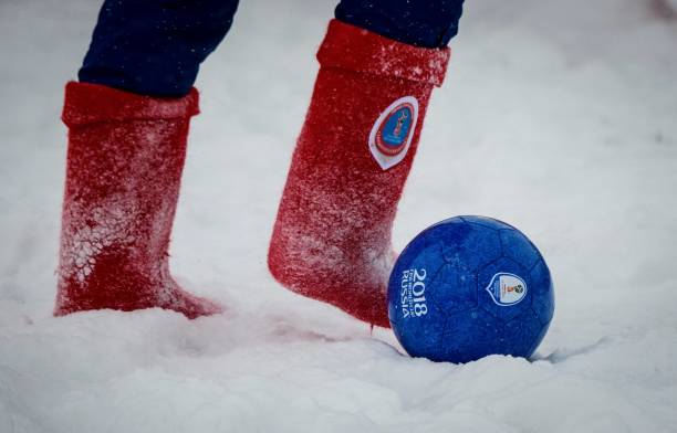 足球比赛中红牌罚下的具体含义与规则解析