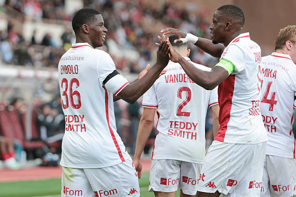 用设问方式,强调其心理和实际距离感