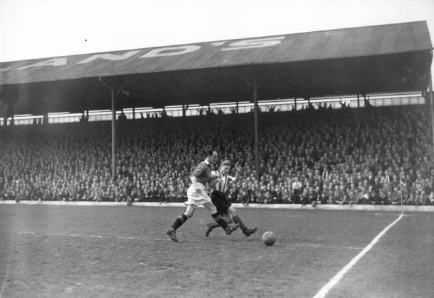 门将的噩梦:皮球中柱反弹后碰手入网,这球到底算谁进的?