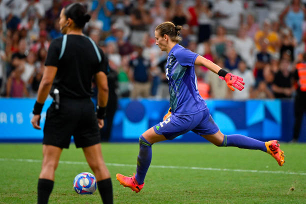 德甲射手榜动态：莱万再破门，领跑金靴争夺战