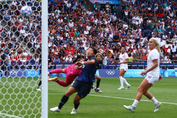 带点调侃和个性,突出主角与众不同、打破常规的特点