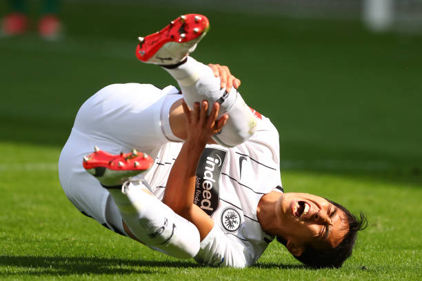 点球补射规则详解：罚球队员到底能不能二次触球？