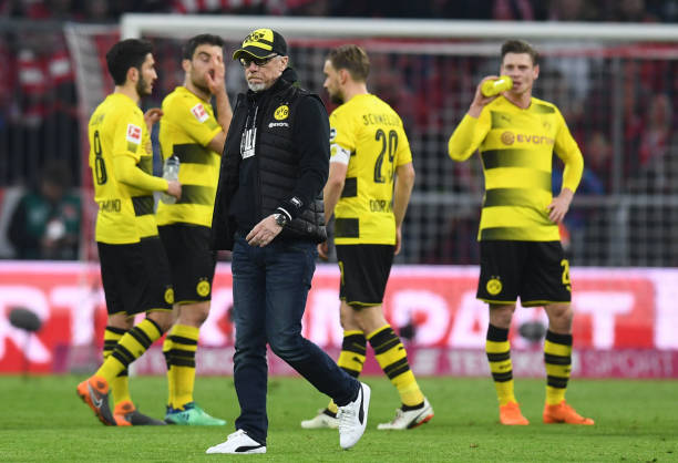 世预赛现争议判罚：马宁17分钟红牌引发双方球队抗议