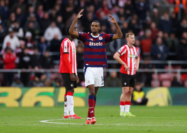 密集防守下的进攻策略:创造空间与机会