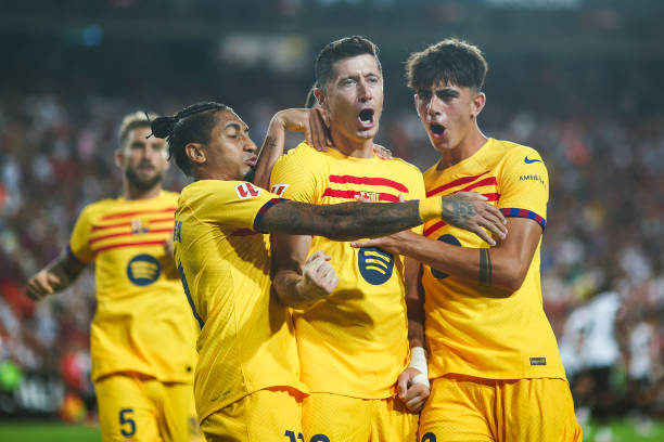 实况足球百度版VS国际服：独家福利与特色玩法大对比