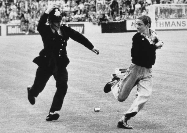 足球规则冷知识：守门员罚点球时双脚必须踩在门线上？