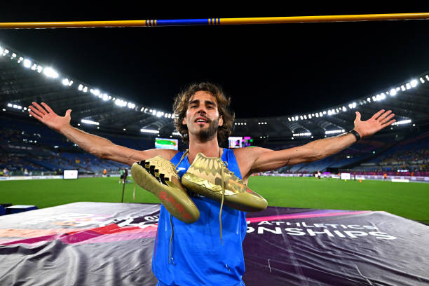 黄牌警告：马拉松游泳中的违规行为警示