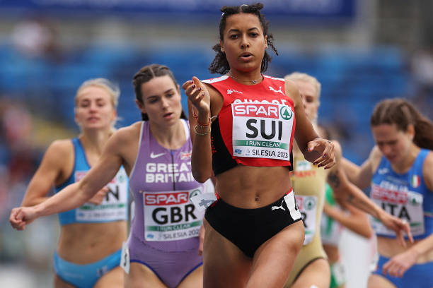 跳高技巧解析:慢动作分解运动员的完美跳跃