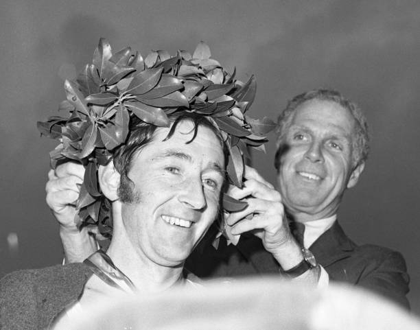 郭晶晶携爱女现身艺术展 6岁霍中妍气质出众尽显名媛范