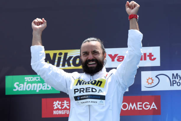 竞走裁判如何通过黄牌上的“L”向选手传达警告？