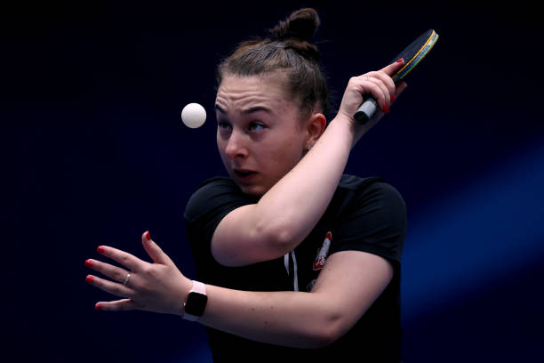 横板侧上旋球发球技巧详解：从握拍到发力