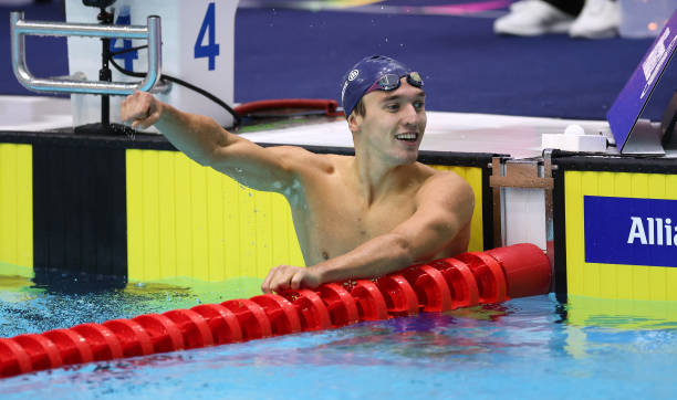 游泳梦的心理学解读：女性如何面对内心冲突与成长