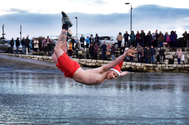 蛙泳腿部动作四阶段：收、翻、蹬、夹与滑行的技术要点