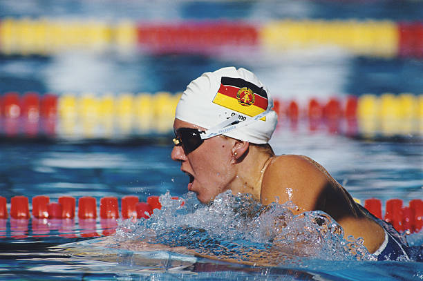 游泳教练工资计算指南:课时费、提成与绩效如何影响收入