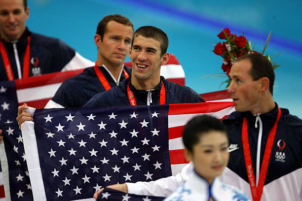 专业游泳教练示范：完美手部动作技巧